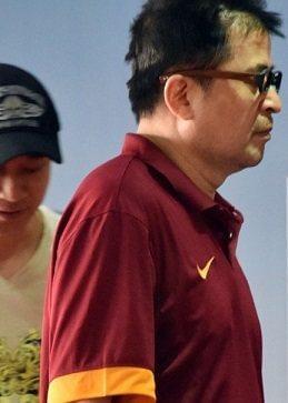 老毕皈依佛门?出门遮颜头发掉不少，面容憔悴身体大不如从前