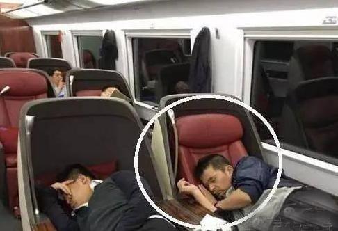 老毕皈依佛门?出门遮颜头发掉不少，面容憔悴身体大不如从前