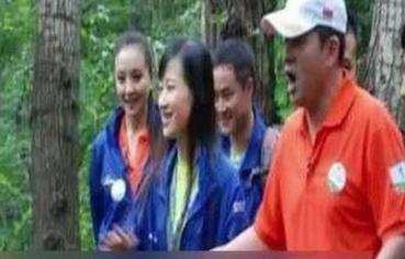 老毕皈依佛门?出门遮颜头发掉不少，面容憔悴身体大不如从前