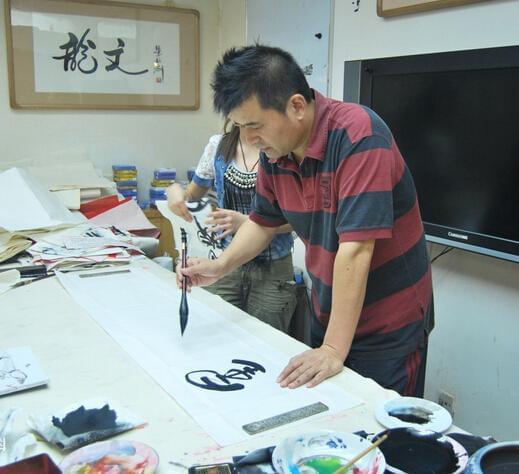 老毕皈依佛门?出门遮颜头发掉不少，面容憔悴身体大不如从前