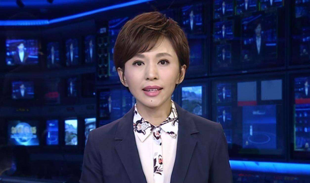 央视主持人欧阳夏丹：父亲曾患癌去世，母亲也患癌，45岁依然单身