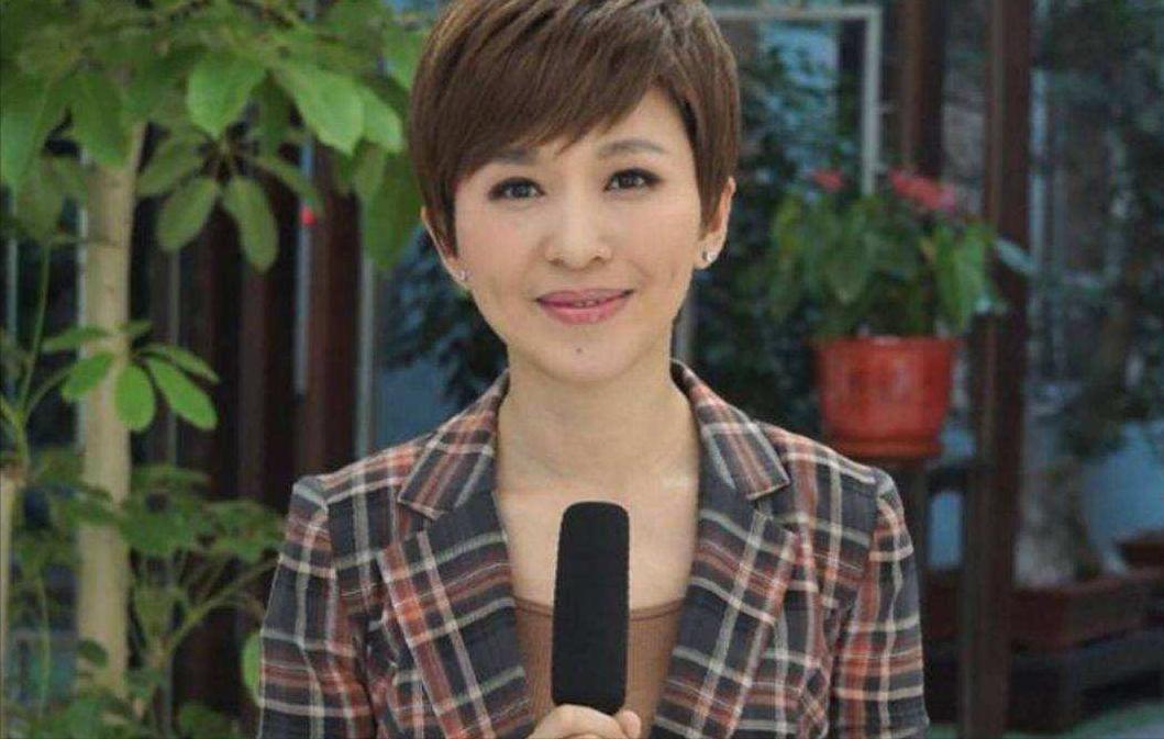 央视主持人欧阳夏丹：父亲曾患癌去世，母亲也患癌，45岁依然单身