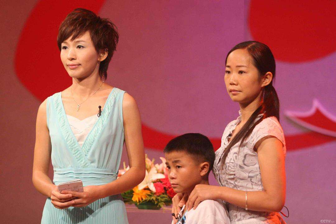 央视主持人欧阳夏丹：父亲曾患癌去世，母亲也患癌，45岁依然单身
