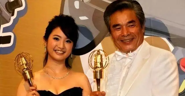 6个老婆”同住一屋，每人每月7万零花钱，71岁又娶第七房小娇妻