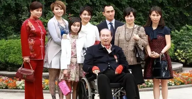 6个老婆”同住一屋，每人每月7万零花钱，71岁又娶第七房小娇妻