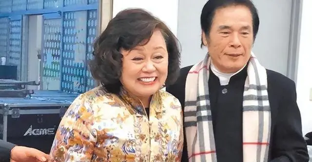 6个老婆”同住一屋，每人每月7万零花钱，71岁又娶第七房小娇妻