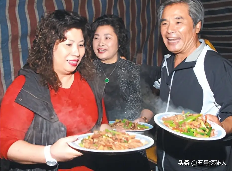 “6个老婆”同住一屋，每人每月7万零花钱，71岁还娶第七房小娇妻