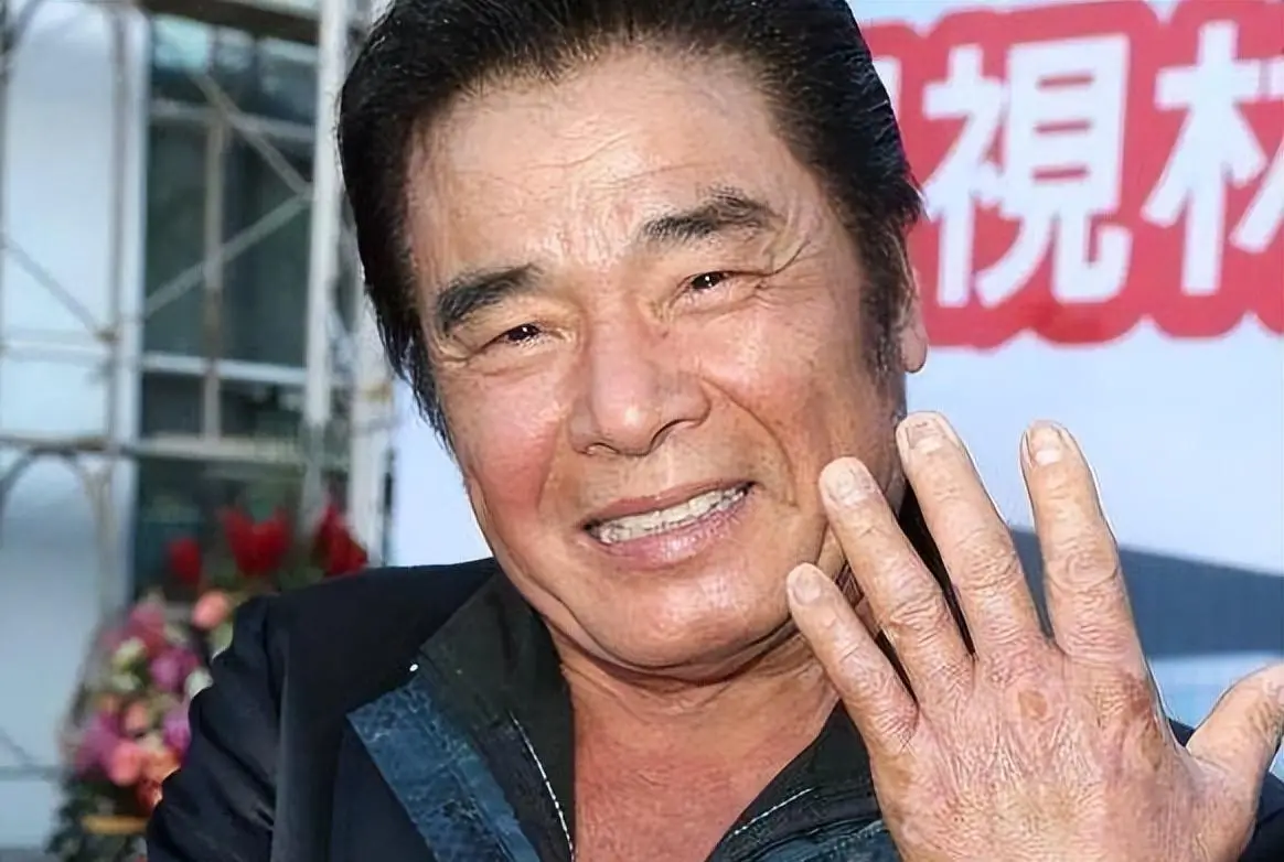 “6个老婆”同住一屋，每人每月7万零花钱，71岁又娶第7房小娇妻
