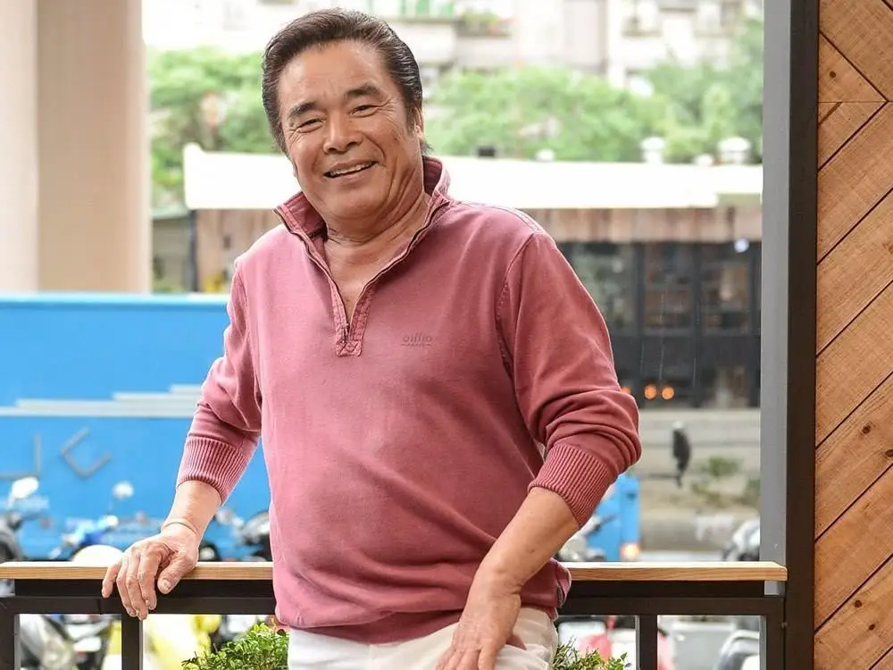 “6个老婆”同住一屋，每人每月7万零花钱，71岁又娶第7房小娇妻