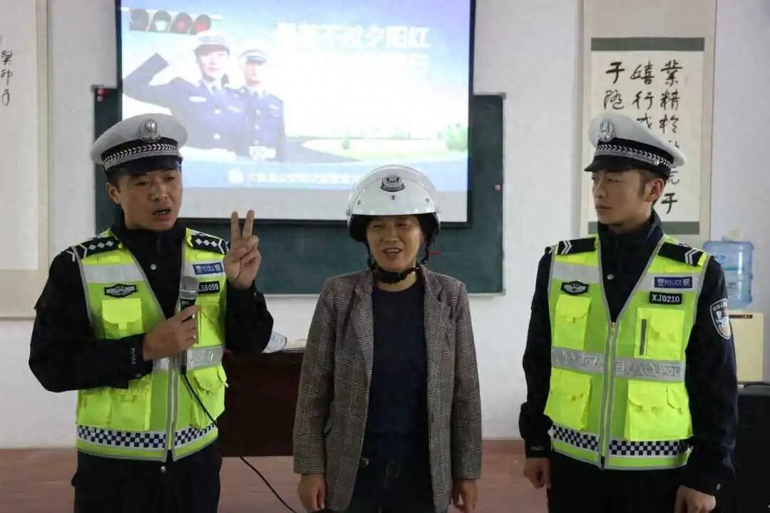 大荔公安 | 重阳送暖又送“安” 老年大学里的“夕阳红”交通安全课超暖心