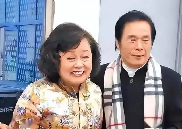一妻五妾，六妻同堂！每人每月7万零花钱，71岁又娶第七房小娇妻