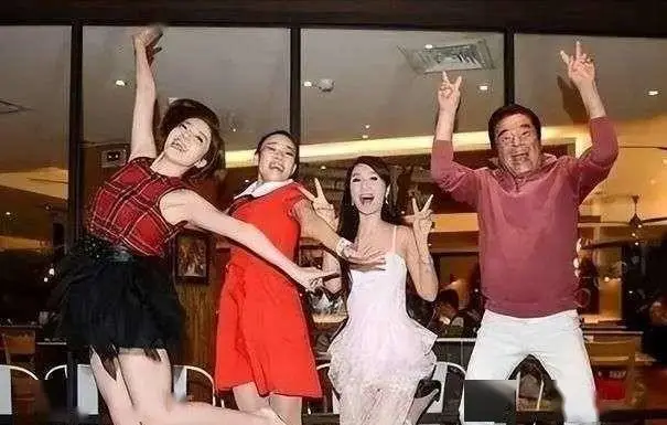 一妻五妾，六妻同堂！每人每月7万零花钱，71岁又娶第七房小娇妻