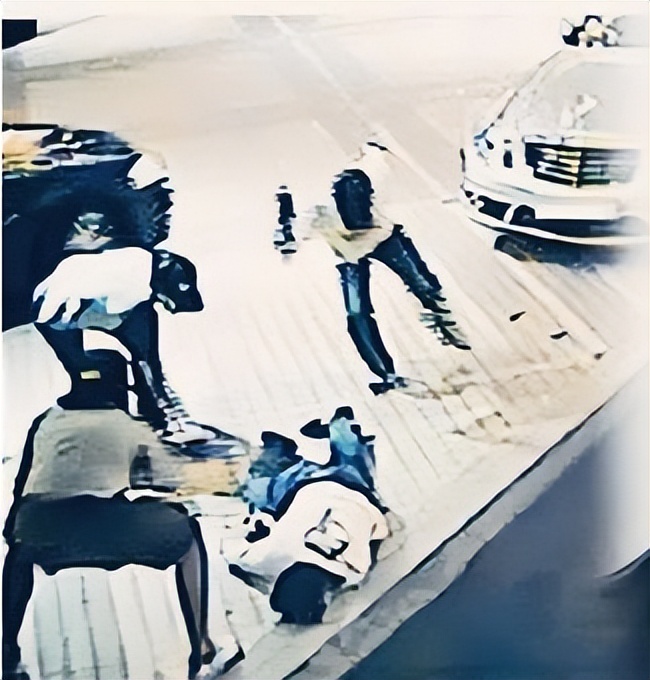 新义安“尖东霸王”李泰龙，叱咤风云无人能敌，却暴毙在自家地盘