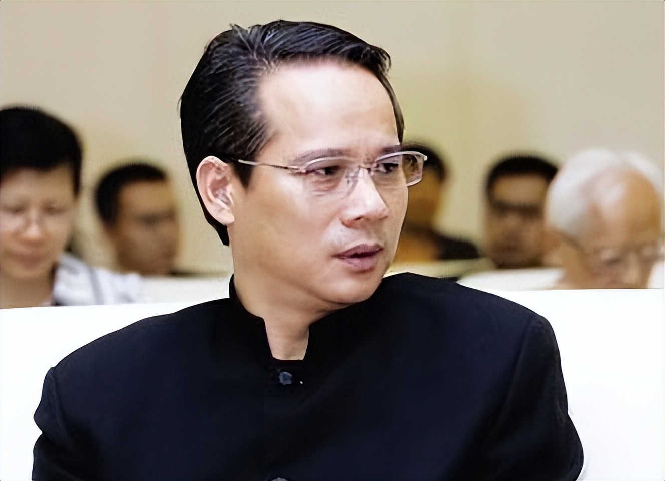新义安“尖东霸王”李泰龙，叱咤风云无人能敌，却暴毙在自家地盘