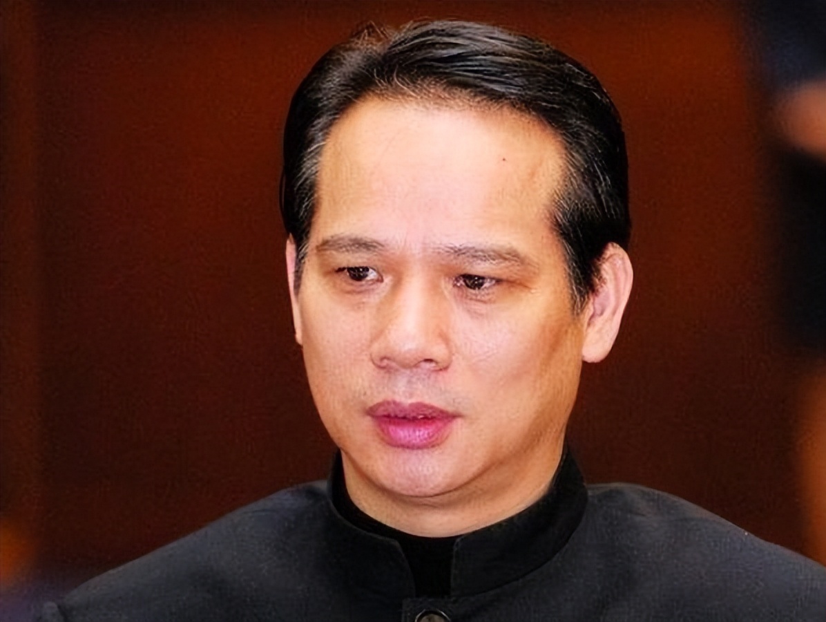 新义安“尖东霸王”李泰龙，叱咤风云无人能敌，却暴毙在自家地盘