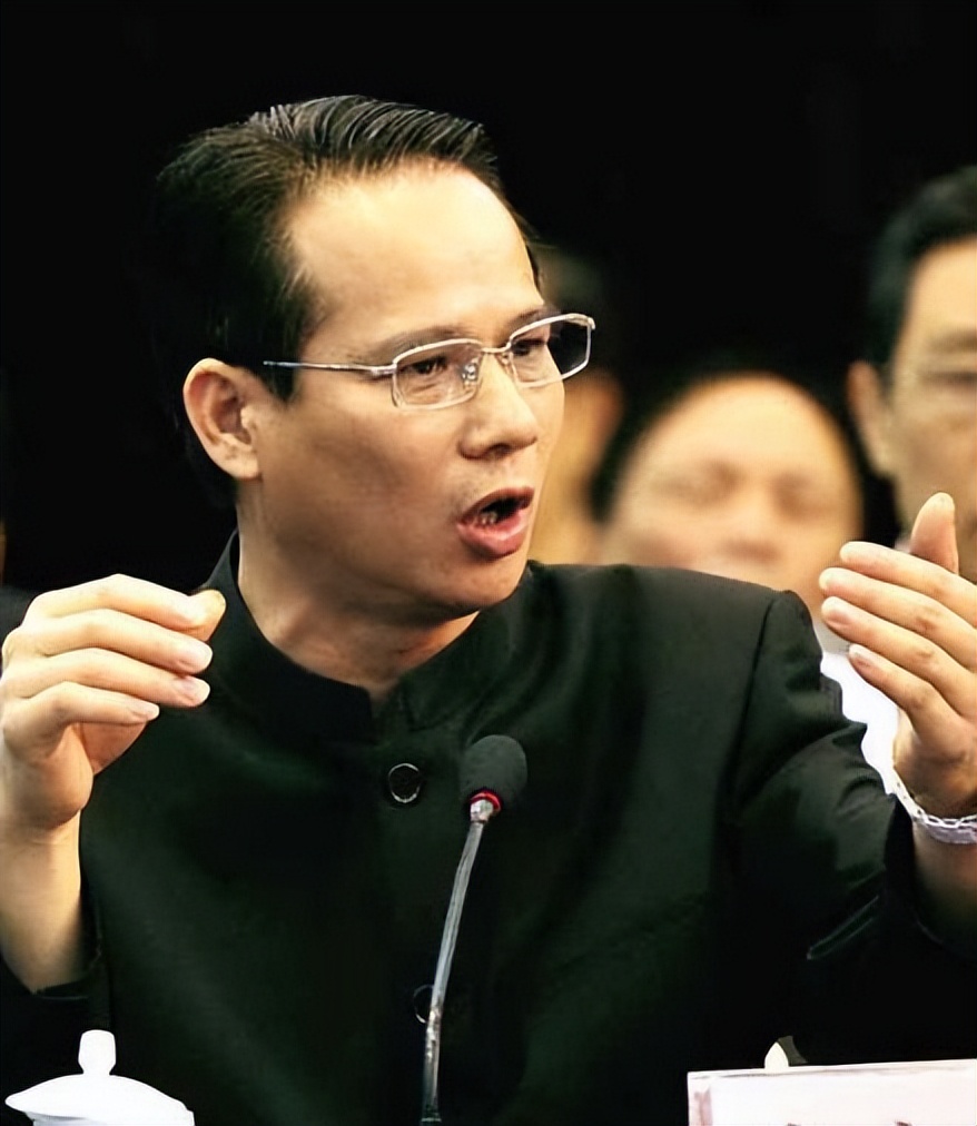 新义安“尖东霸王”李泰龙，叱咤风云无人能敌，却暴毙在自家地盘