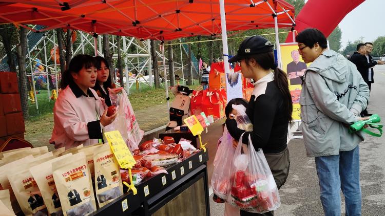 【央媒关注】大荔县举办2025年文旅助农·提振消费“供销筷点”金秋展销会