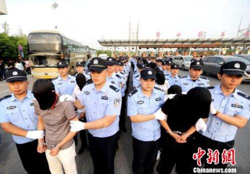 郑州警方打掉一特大诈骗犯罪团伙 61名嫌犯落网