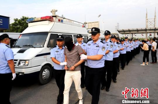 郑州警方打掉一特大诈骗犯罪团伙 61名嫌犯落网