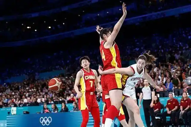 全场送出23个失误！中国女篮加时1分惜败西班牙