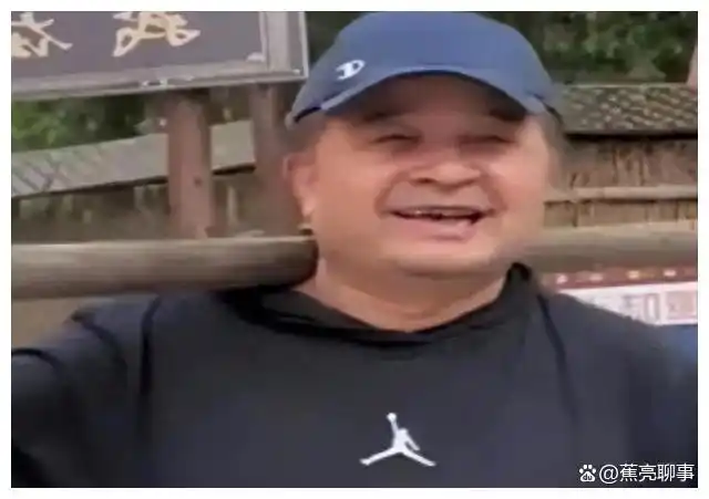 善恶到头终有报！64岁毕福剑陋居农村，戴草帽锄地，吃力修三轮