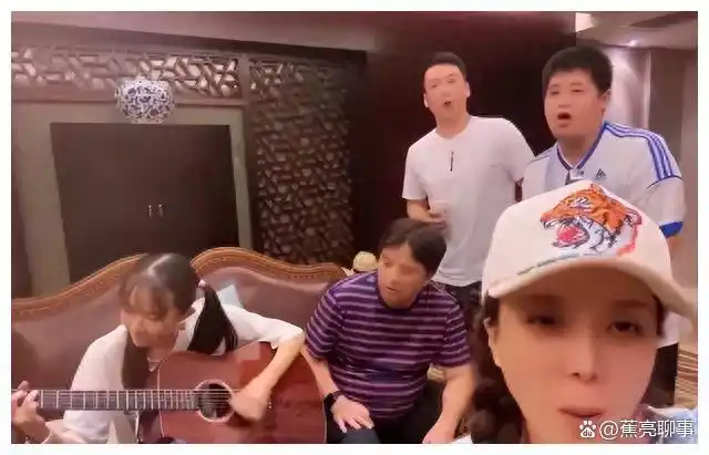 善恶到头终有报！64岁毕福剑陋居农村，戴草帽锄地，吃力修三轮