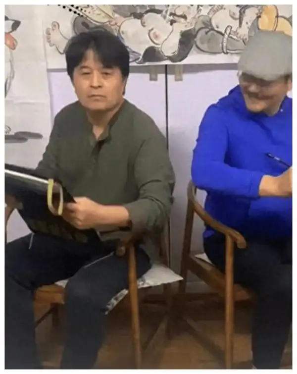 64岁毕福剑现状凄惨，陋居农村、吃力摇三轮，祸从口出付出代价