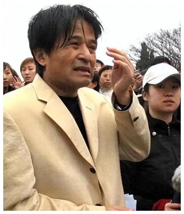 64岁毕福剑现状凄惨，陋居农村、吃力摇三轮，祸从口出付出代价
