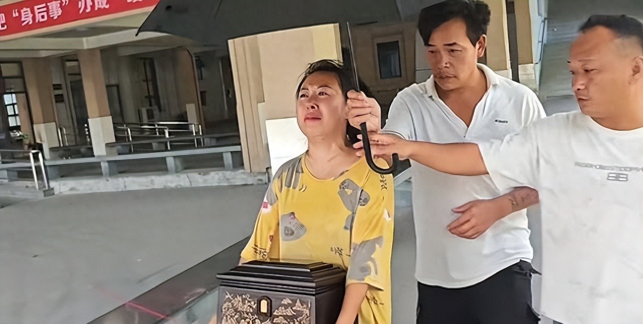 贵州足球尖子生熊远香去世，仅18岁，知情人曝原因，妈妈捧骨灰盒