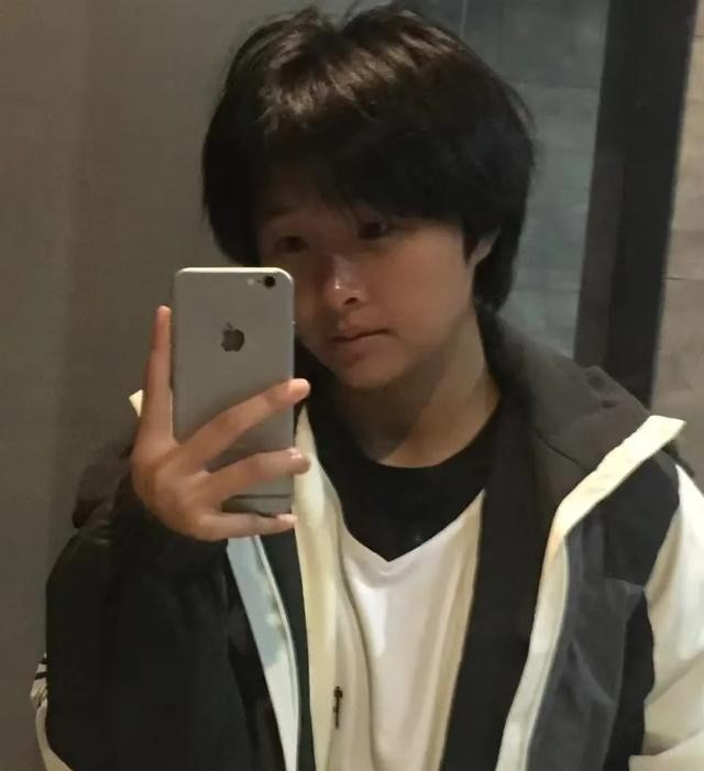 贵州足球尖子生熊远香去世，仅18岁，知情人曝原因，妈妈捧骨灰盒