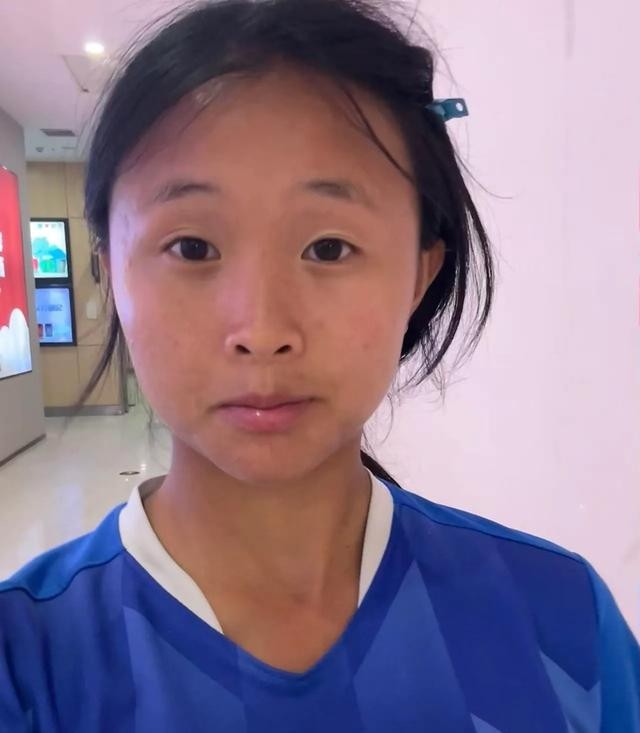 贵州足球尖子生熊远香去世，仅18岁，知情人曝原因，妈妈捧骨灰盒