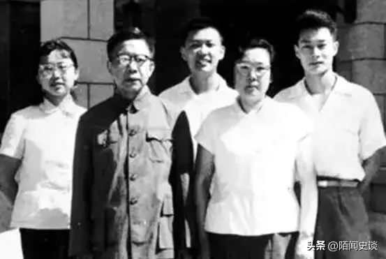 他曾担任副总理，60岁被撤职，69岁被开除党籍，73岁时被恢复名誉