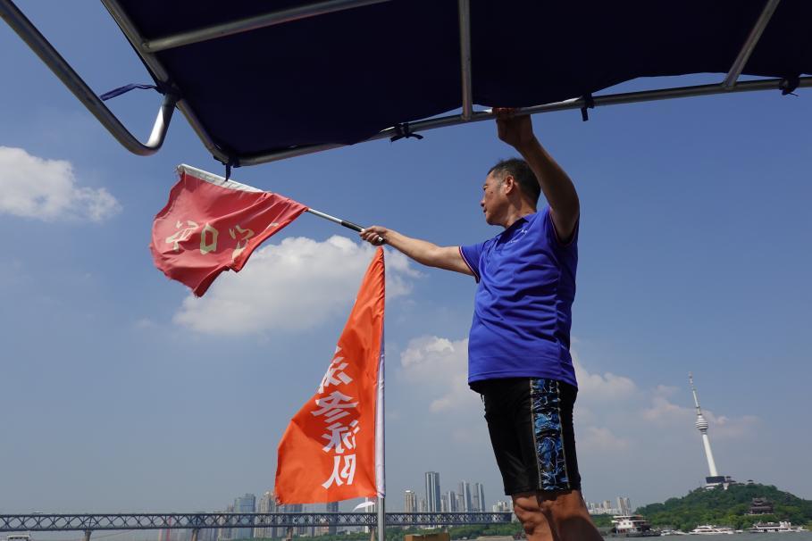 记录中国丨从老辈弄潮到“10后”试水，半世纪渡江节里的武汉江水文化