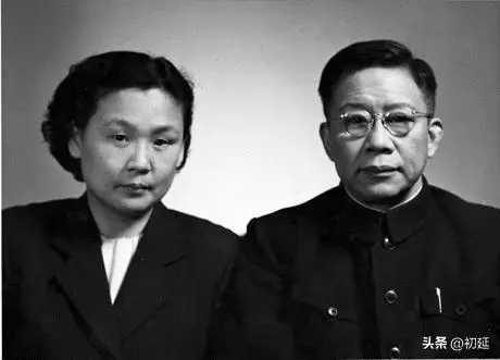他是国务院副总理，曾长期主管我党的宣传工作，儿子是高级经济师
