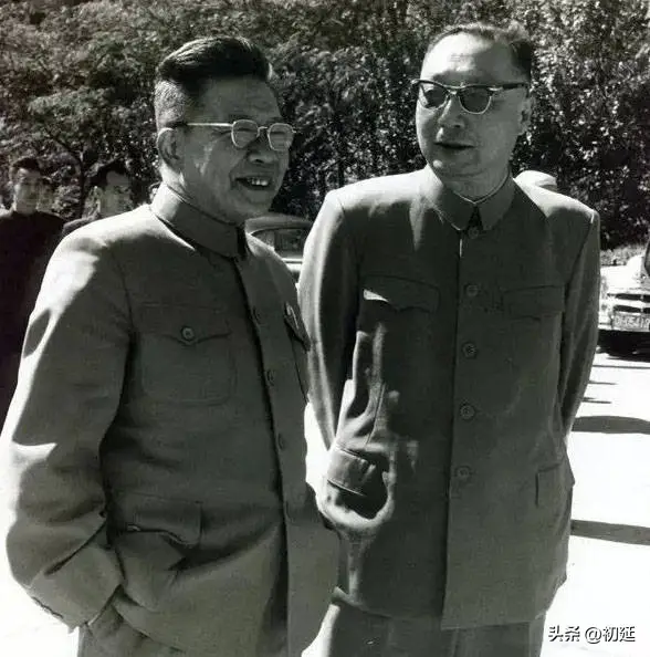 他是国务院副总理，曾长期主管我党的宣传工作，儿子是高级经济师