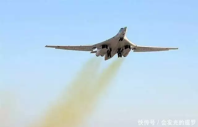 俄军图-160夜袭乌克兰翻车！被雷劈还射不出导弹，行动全中断