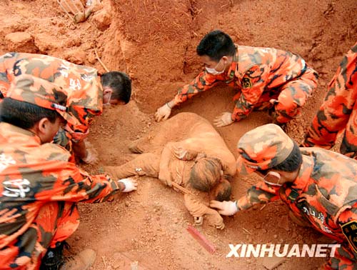 《母爱地震》获第五届华赛年度最佳新闻照片奖[图]
