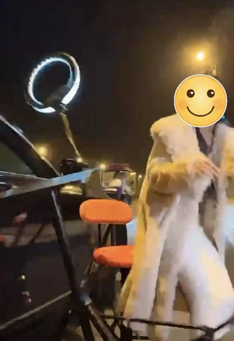 乐山女主播深夜直播设备被撞 司机被拘 占道直播是否违法引热议