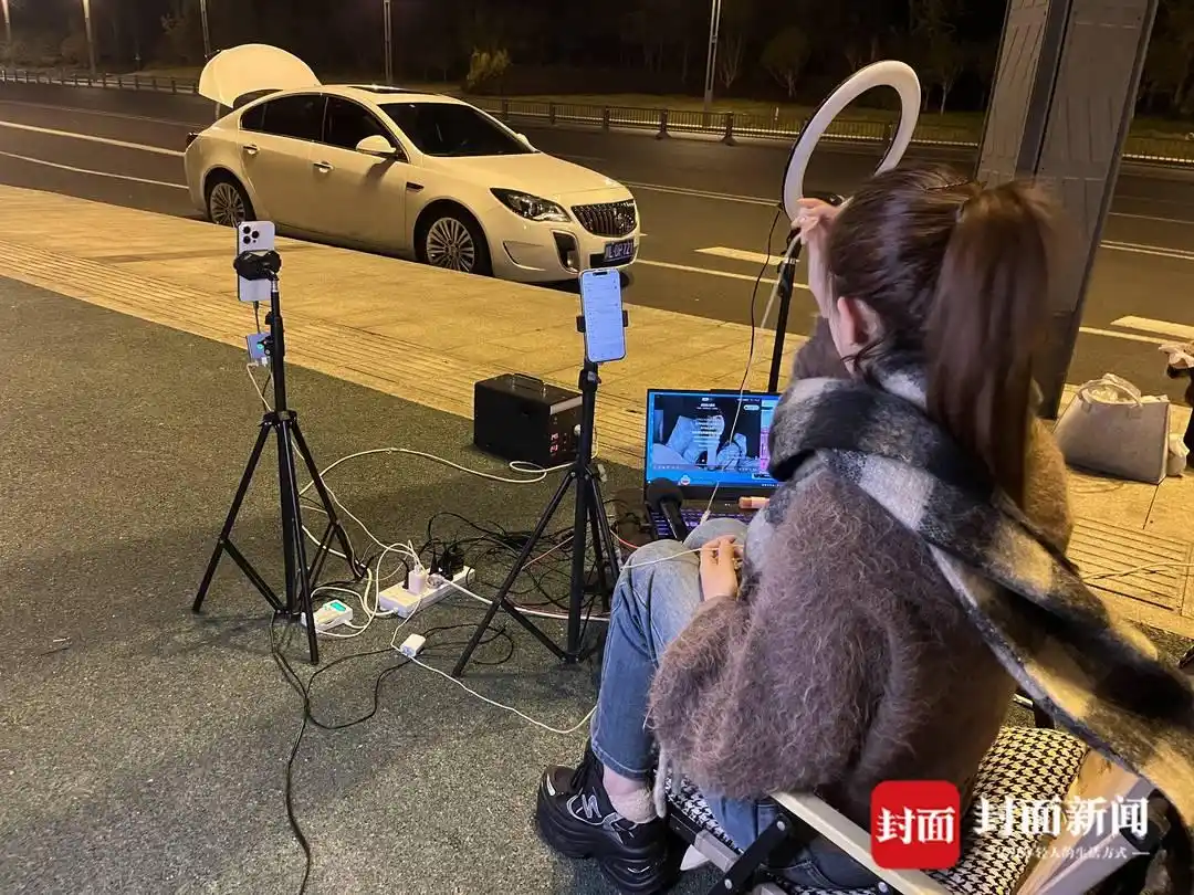 乐山女主播深夜直播设备被撞 司机被拘 占道直播是否违法引热议