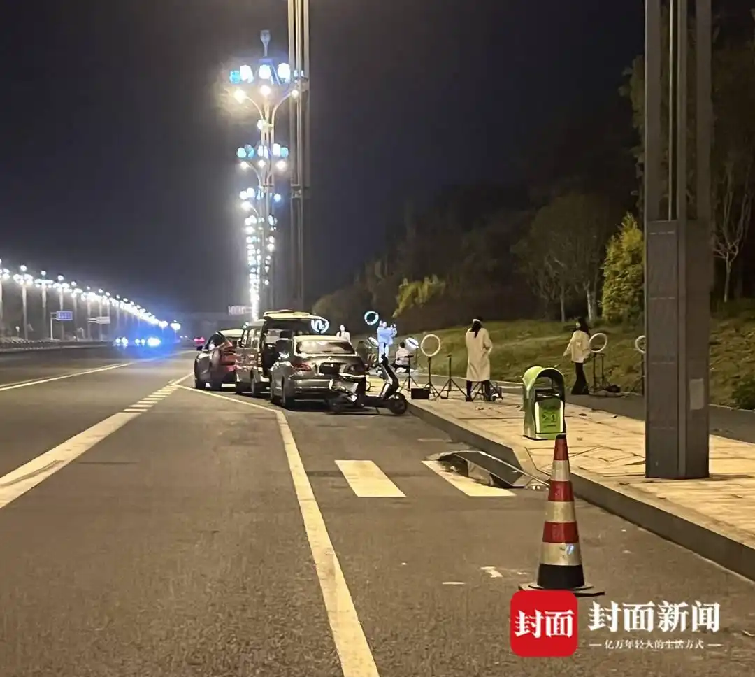 乐山女主播深夜直播设备被撞 司机被拘 占道直播是否违法引热议