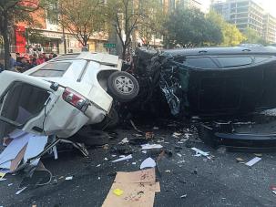 北苑路奥迪车连撞6车致1人死亡