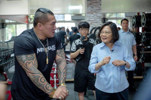 痛骂民进党是骗子！原“台独”网红馆长来中国大陆直播旅游，发现和想象不一样