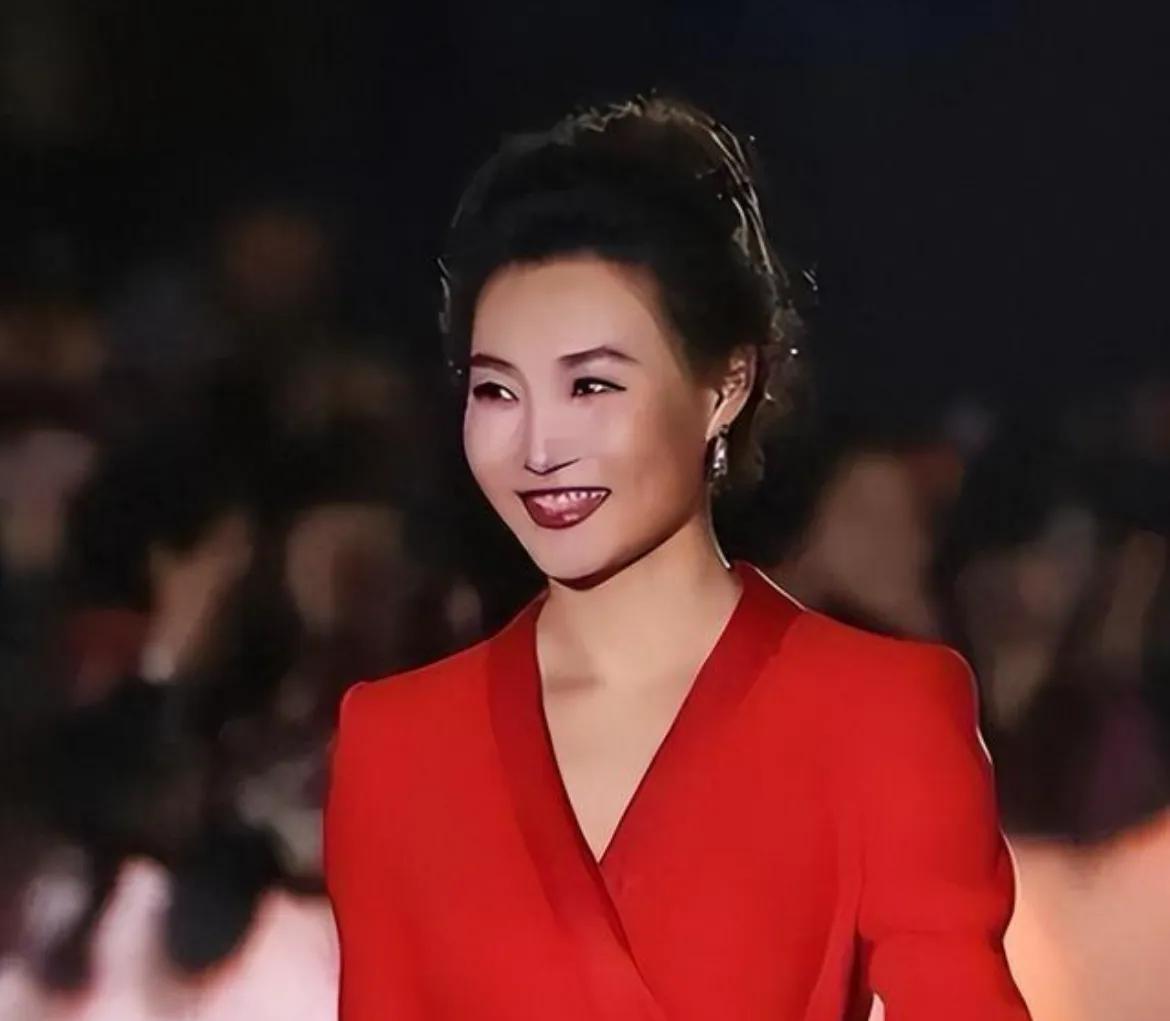 白岩松担忧的事发生，央视下场李梓萌出了口恶气，董卿也是受害者