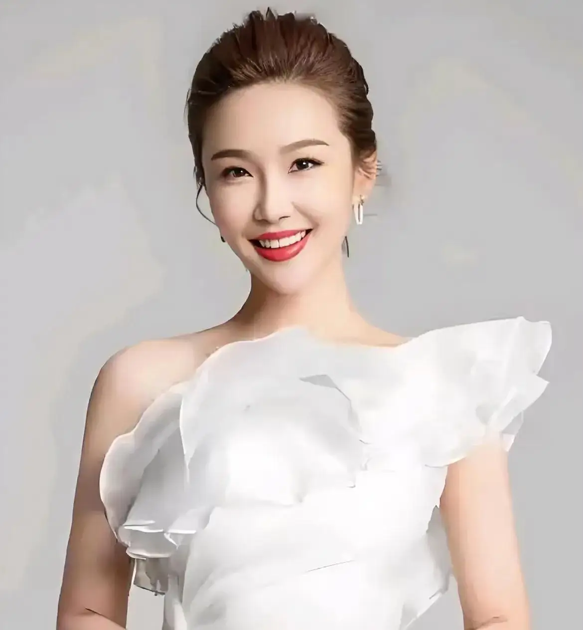 北京卫视12位曾经与现在的美女主持人，每位都是才貌双全