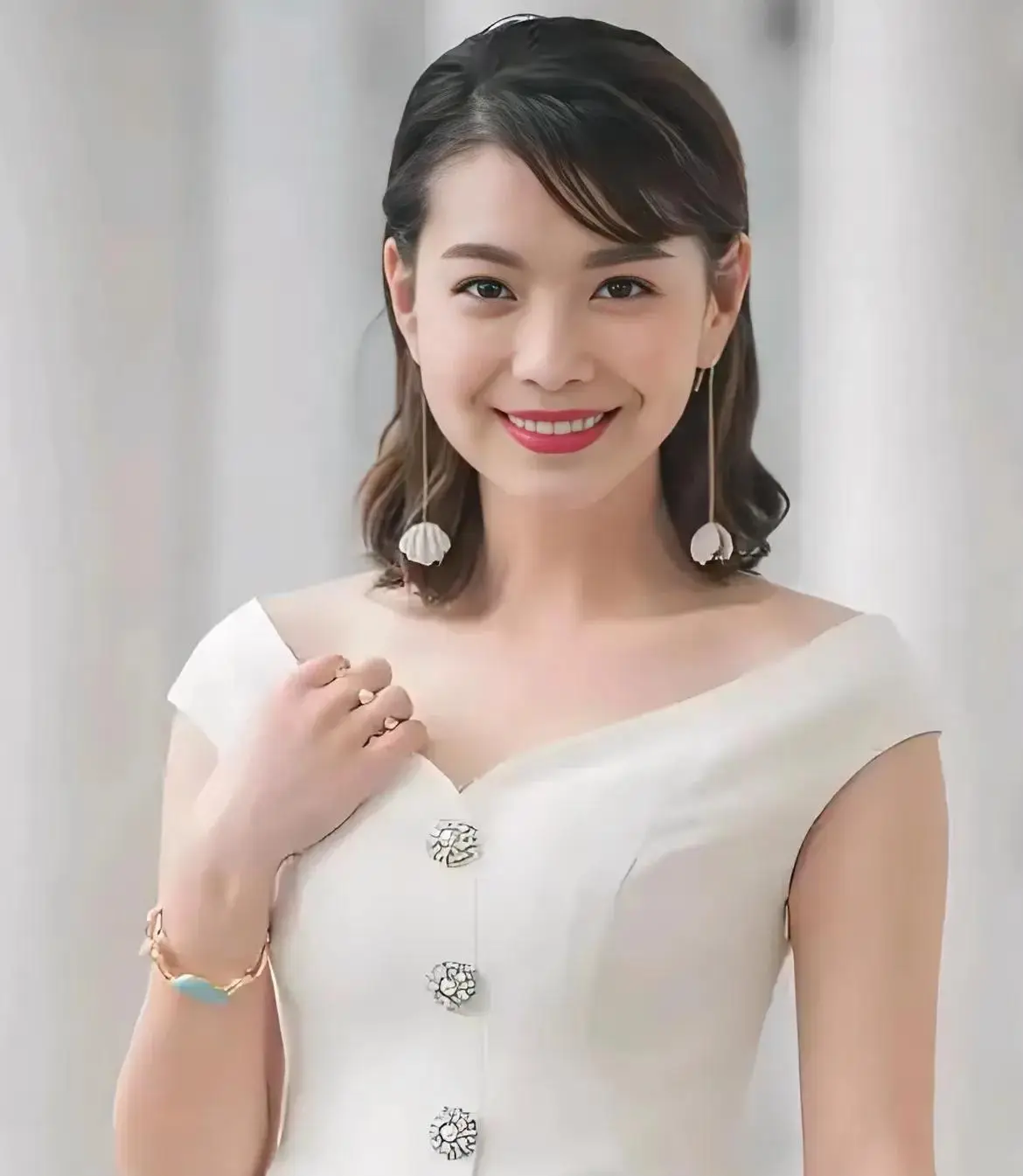 北京卫视12位曾经与现在的美女主持人，每位都是才貌双全