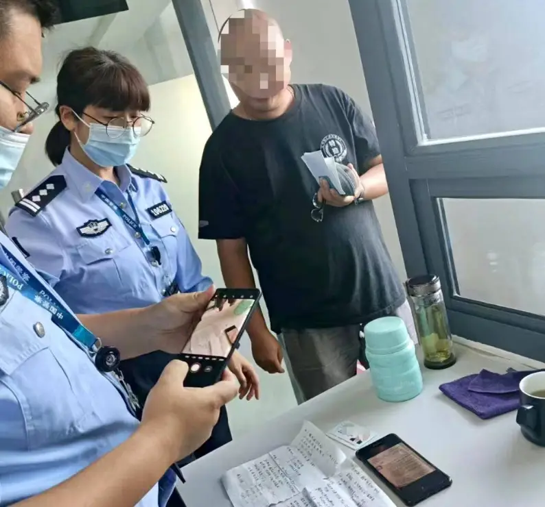 江苏扬州：为确保科目一第8次过关，他将“小抄”和手机带入考场