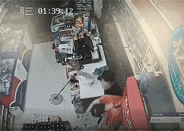 店员6瓶啤酒将劫匪撂倒，警方通报：正当防卫