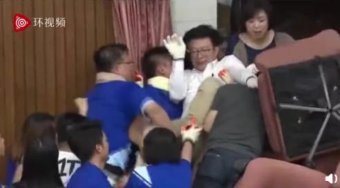 店员6瓶啤酒将劫匪撂倒，警方通报：正当防卫