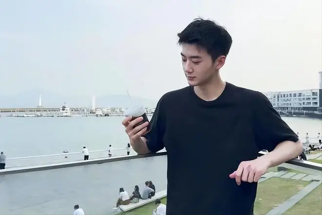 99年男主播走红，名校博士加持，颜值身材超群