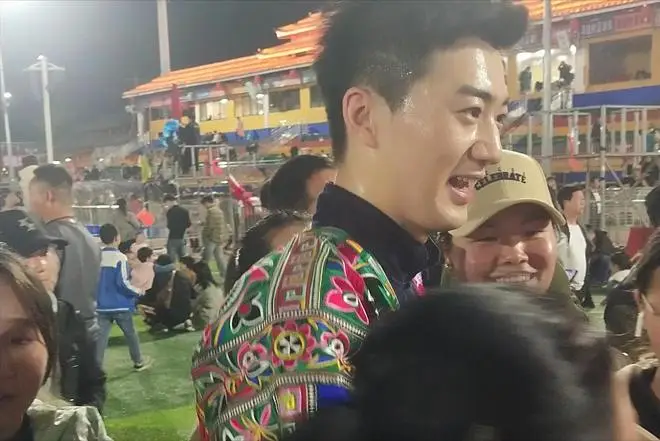 99年男主播走红，名校博士加持，颜值身材超群